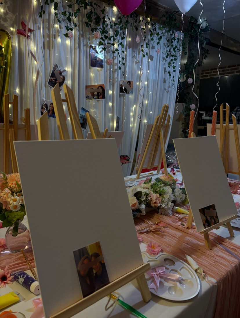Atelier créatif avec chevalets et décoration rose